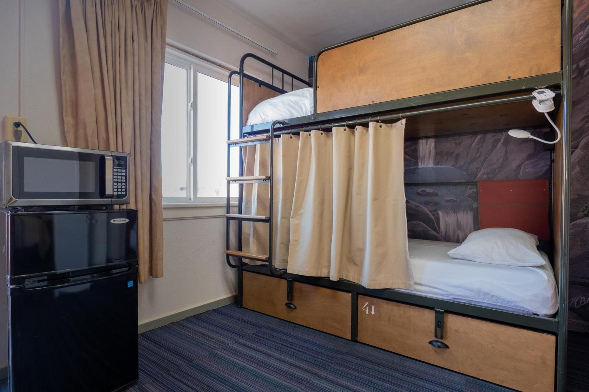 Rad Hostel 2*